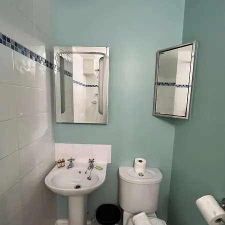 Flat Two In Cotham Hill Apartment